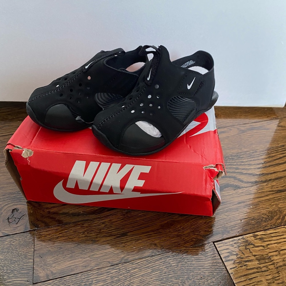 BNIB NIKE SUNRAY SANDALS
